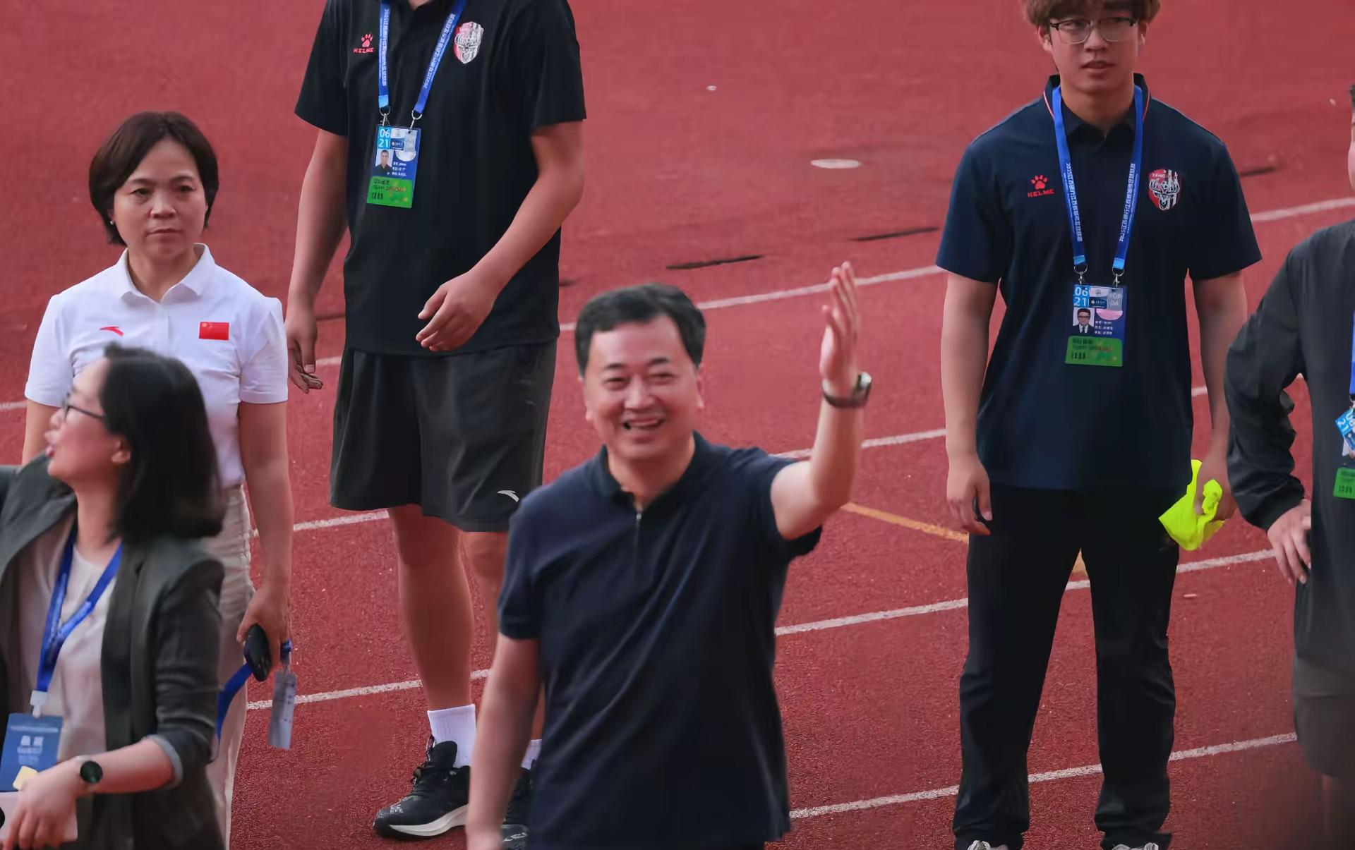 体育赛场上热火朝天，选手们斗志昂扬战意昂扬