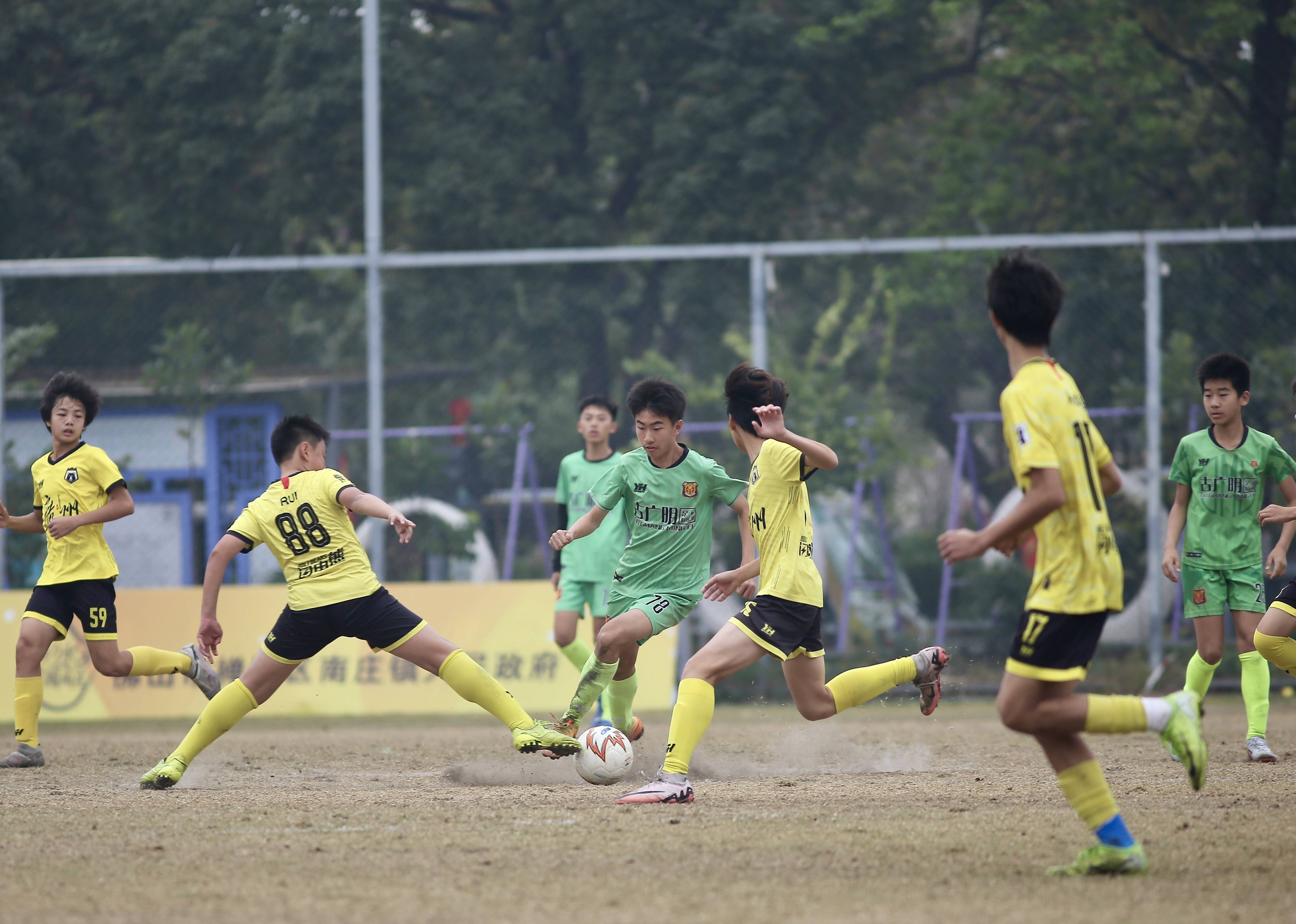 足球职业联赛决战在即，球队全力备战！