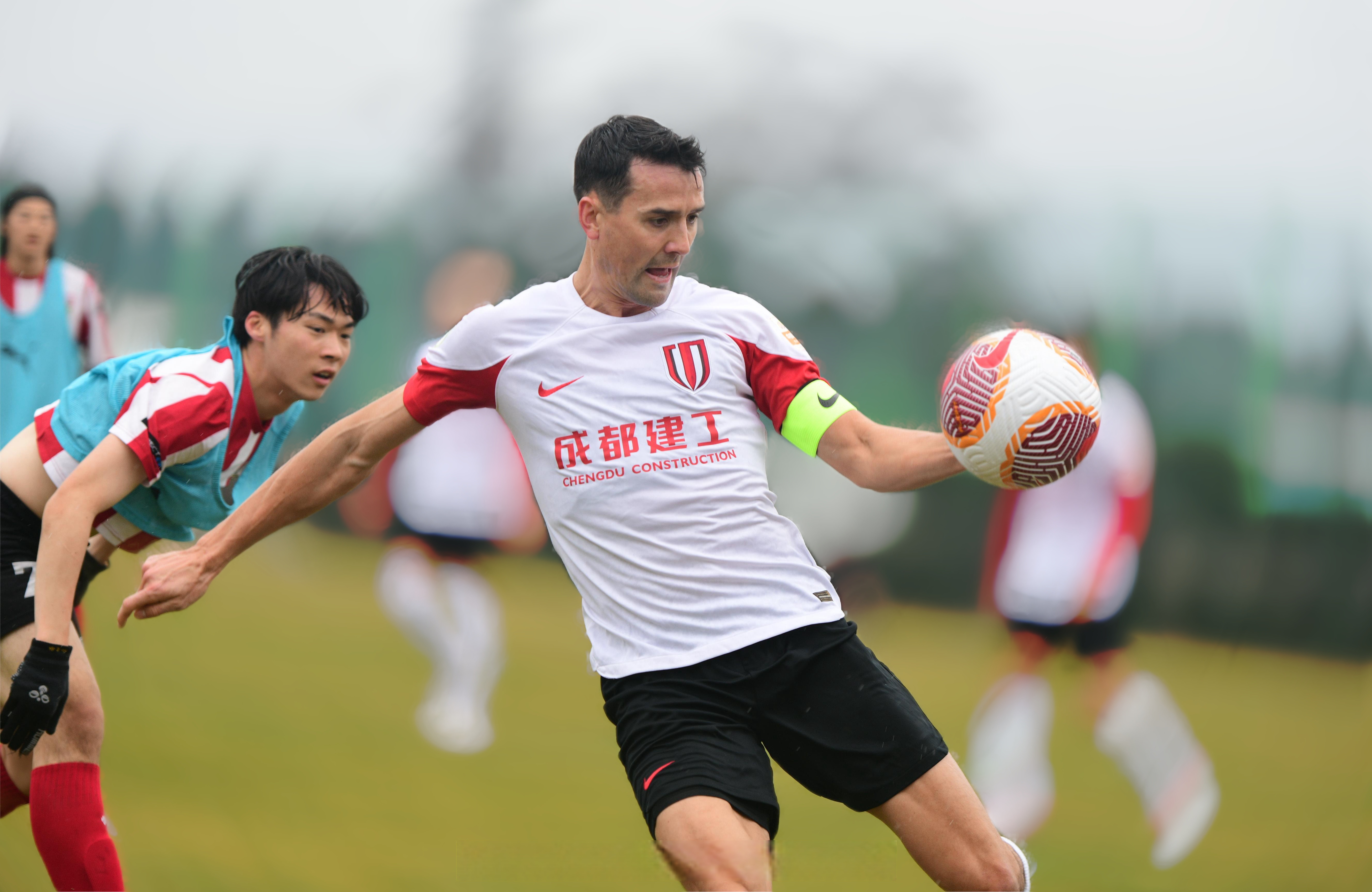 教练在备战期间加强球员的耐力训练